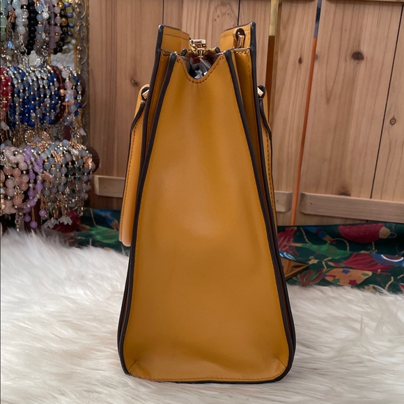 Michael Kors Hope large satchel in marigold yellow saffiano leather. - Picture 5 of 15